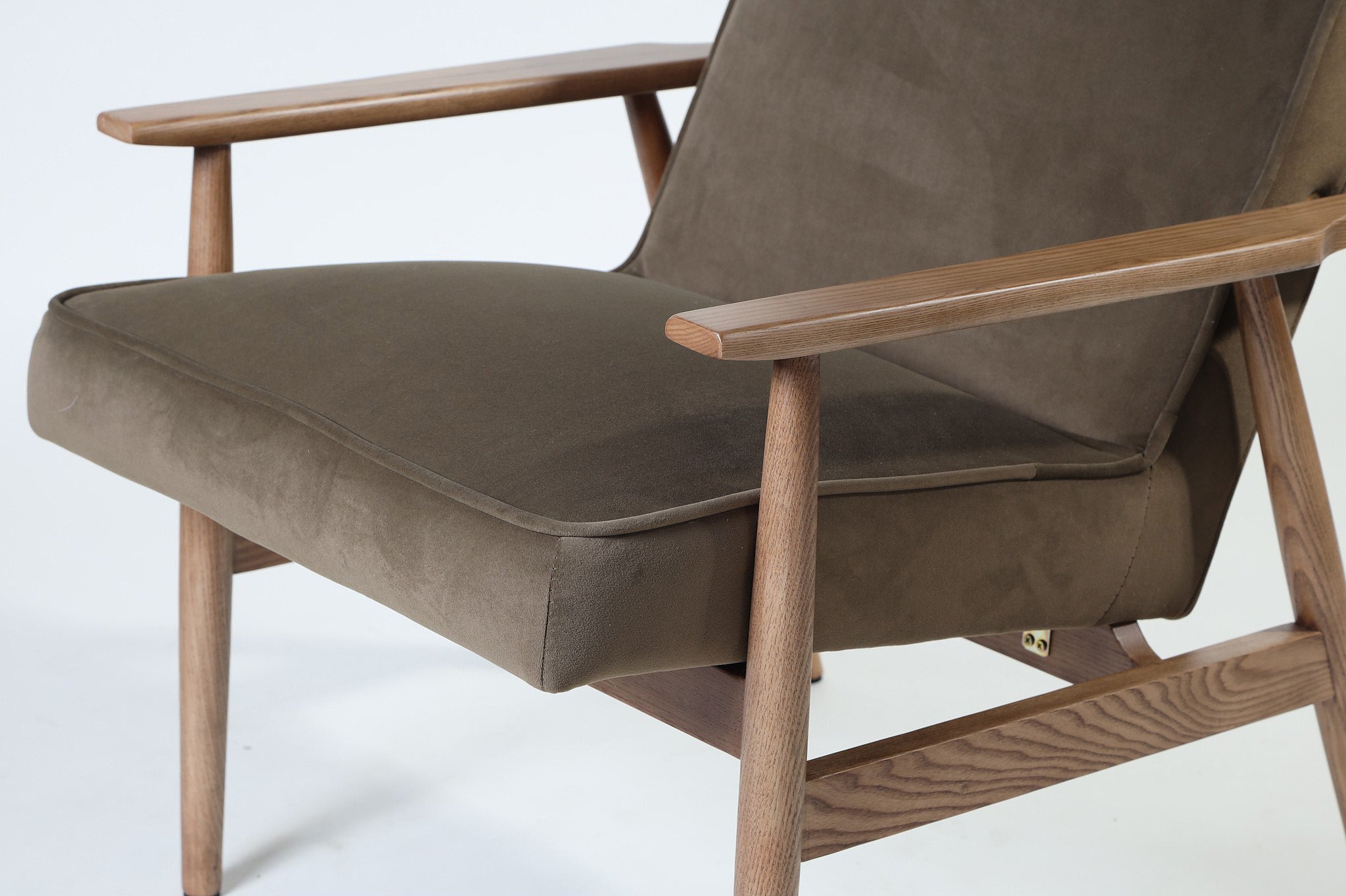 300-190 Armchair Replica | The Feelter