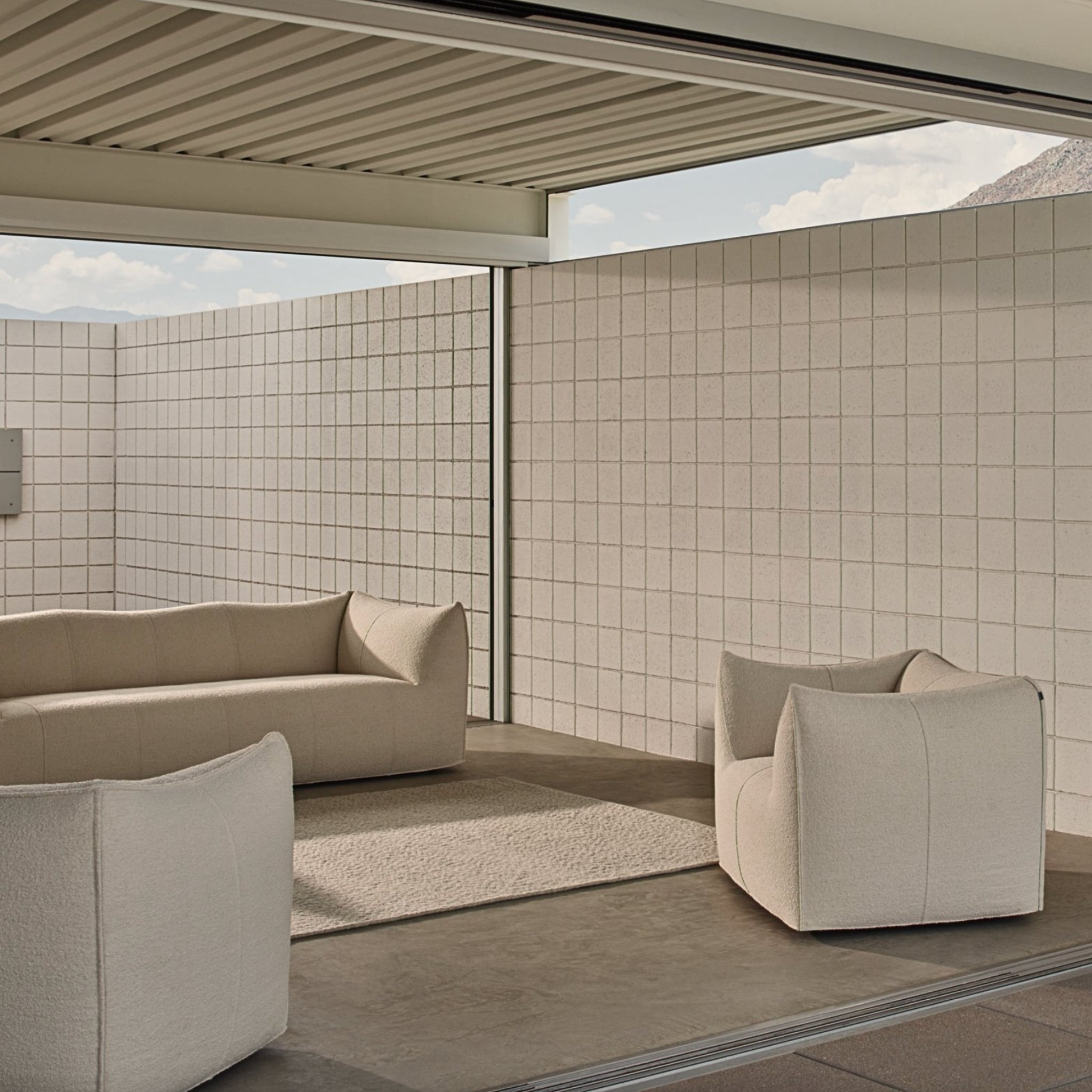 Le Bambole Sofa Replica | The Feelter