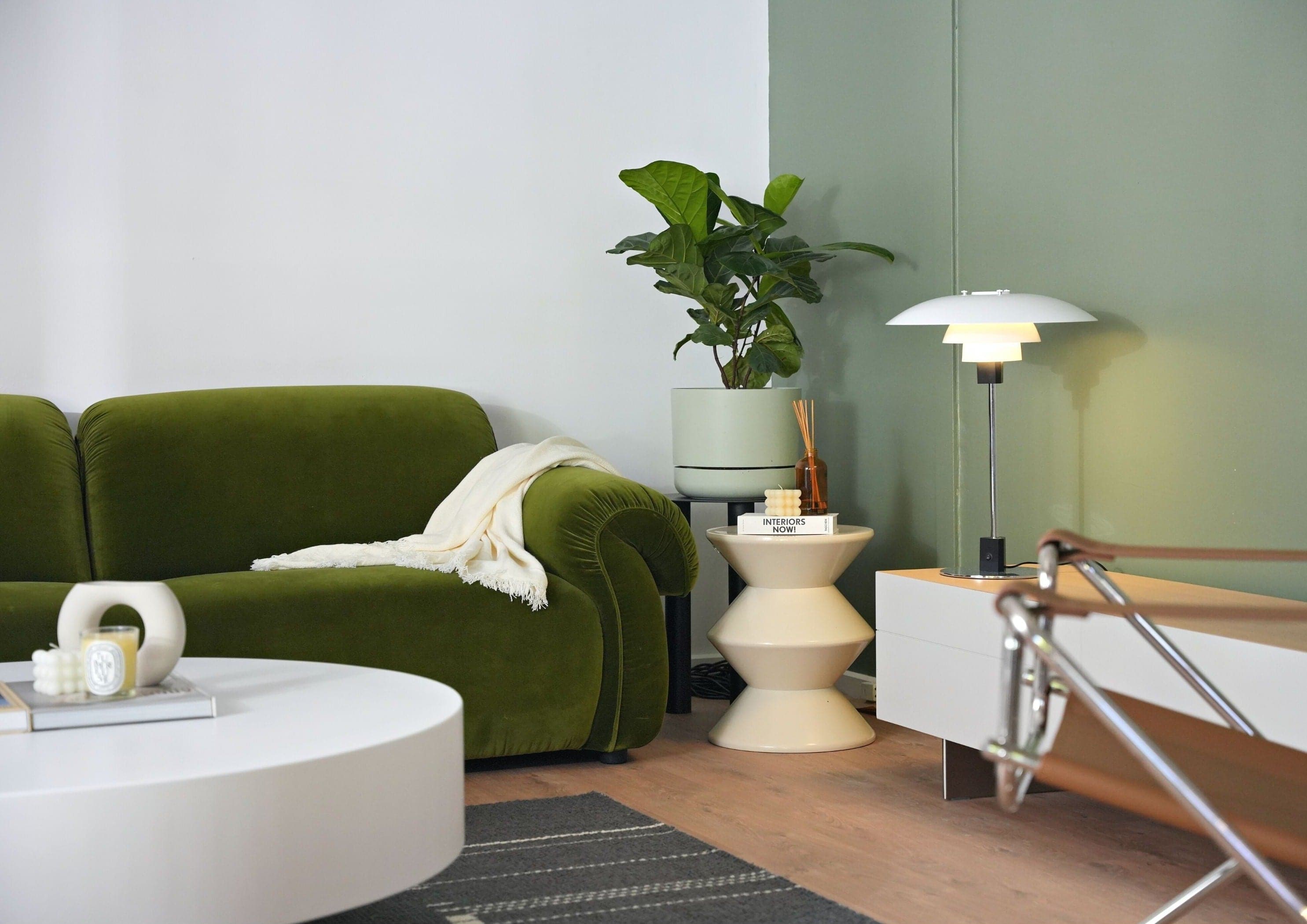 Hourglass Stool - The Feelter