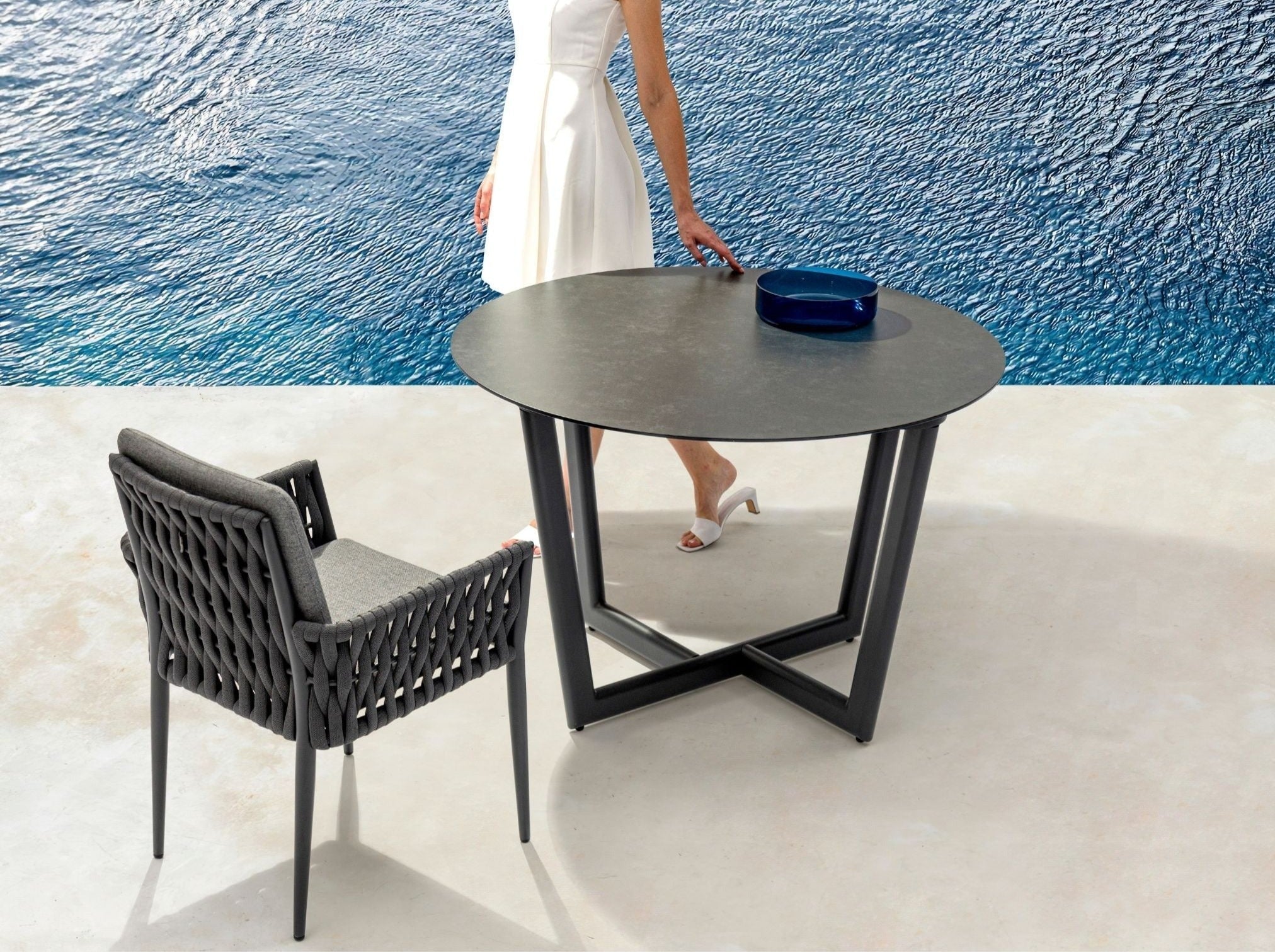 Hug Series | Outdoor Round Dining Table