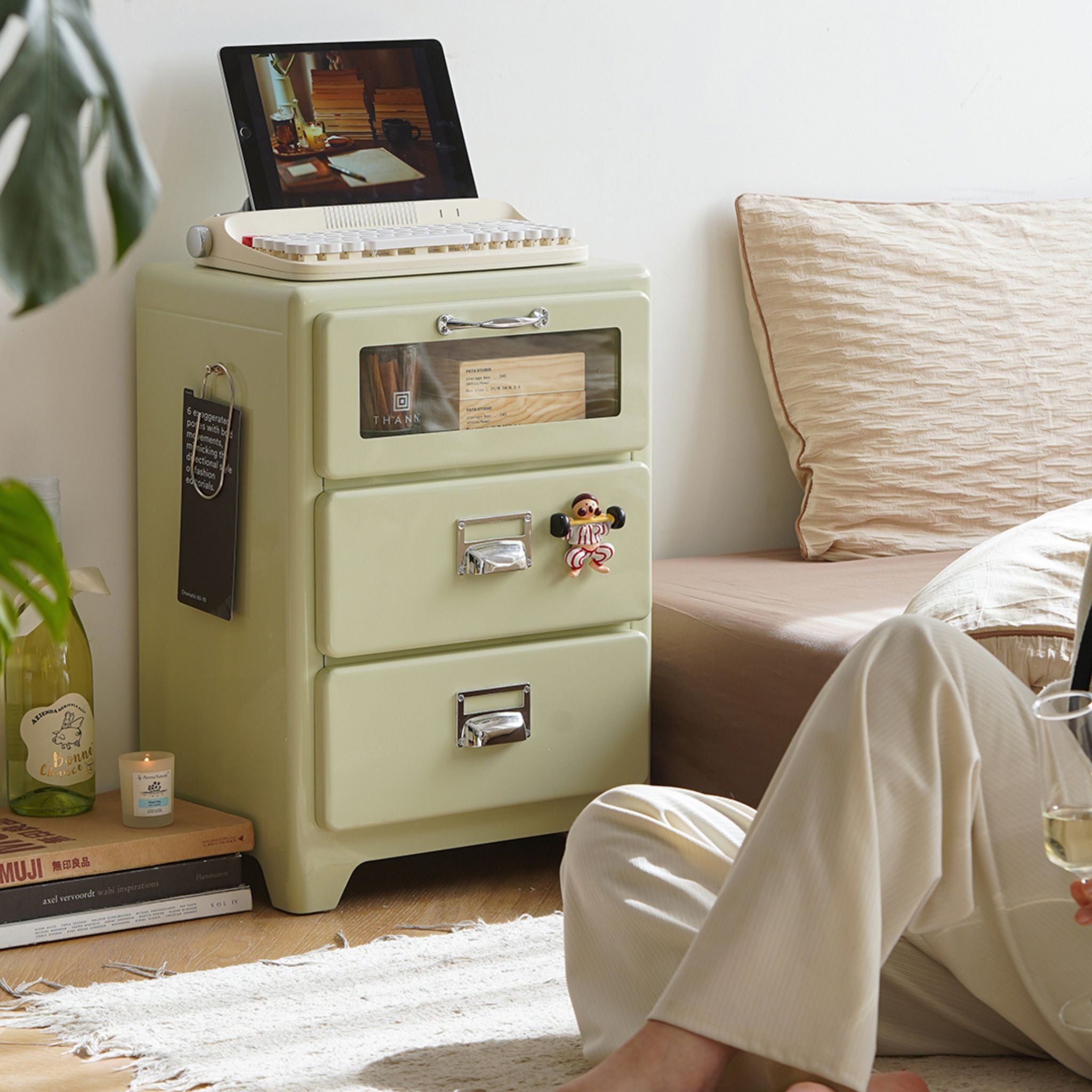 Moma Cabinet - The Feelter