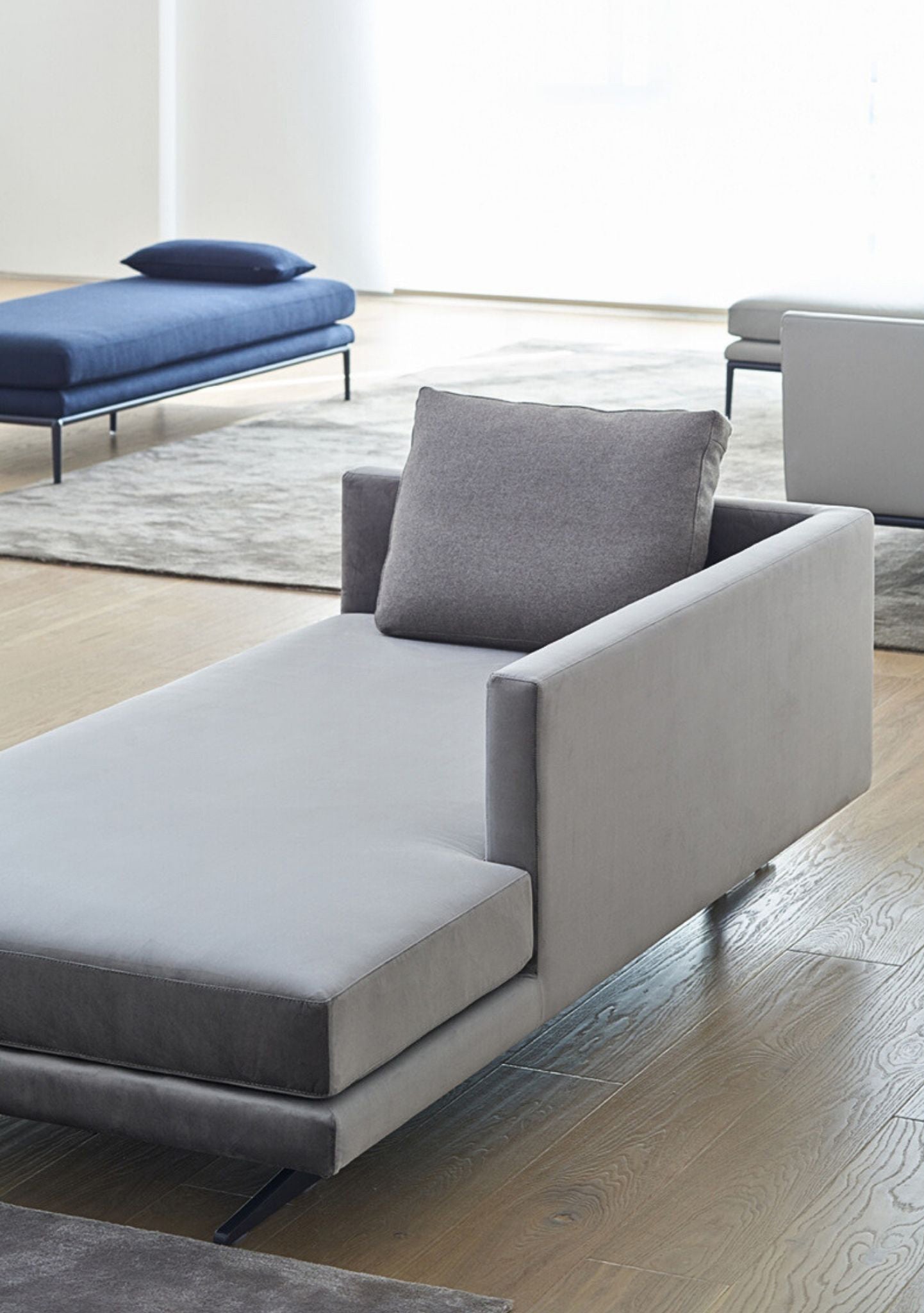 Bologna Minimalist Chaise Lounge