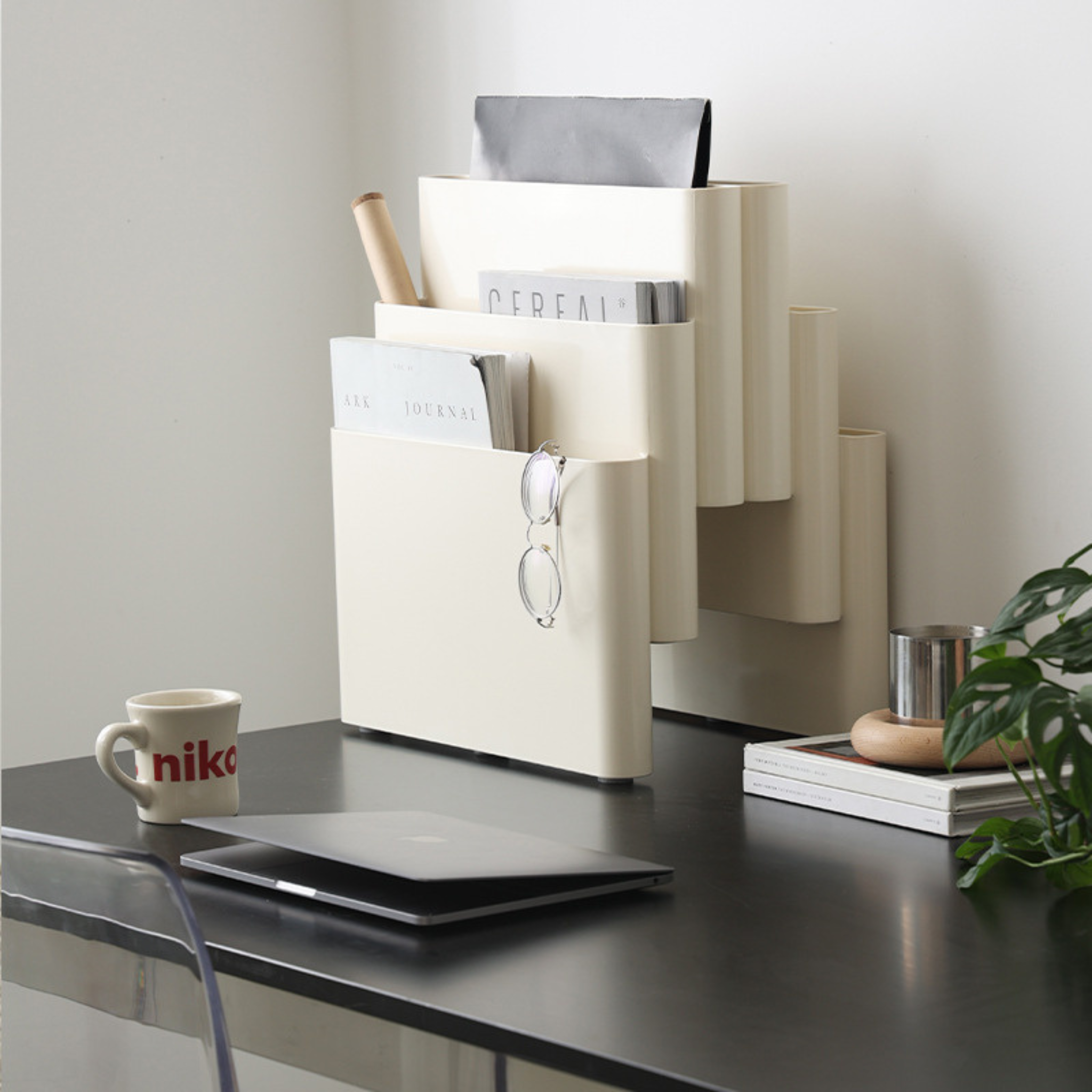 Bridge Plastic Magazine Holder