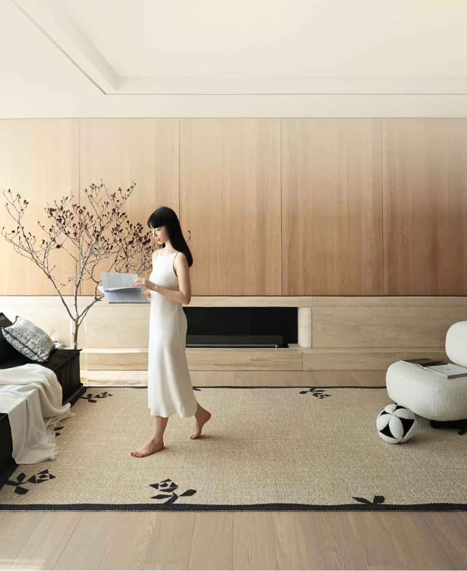 The Feelter Rose Border Wool Rug