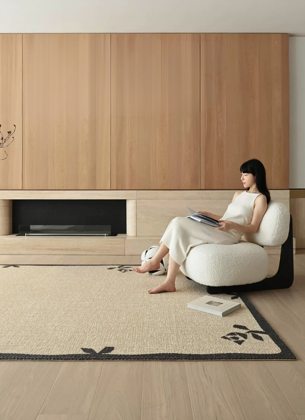 The Feelter Rose Border Wool Rug