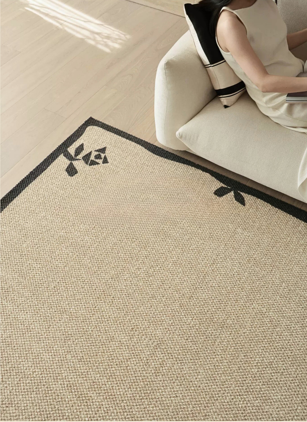 The Feelter Rose Border Wool Rug