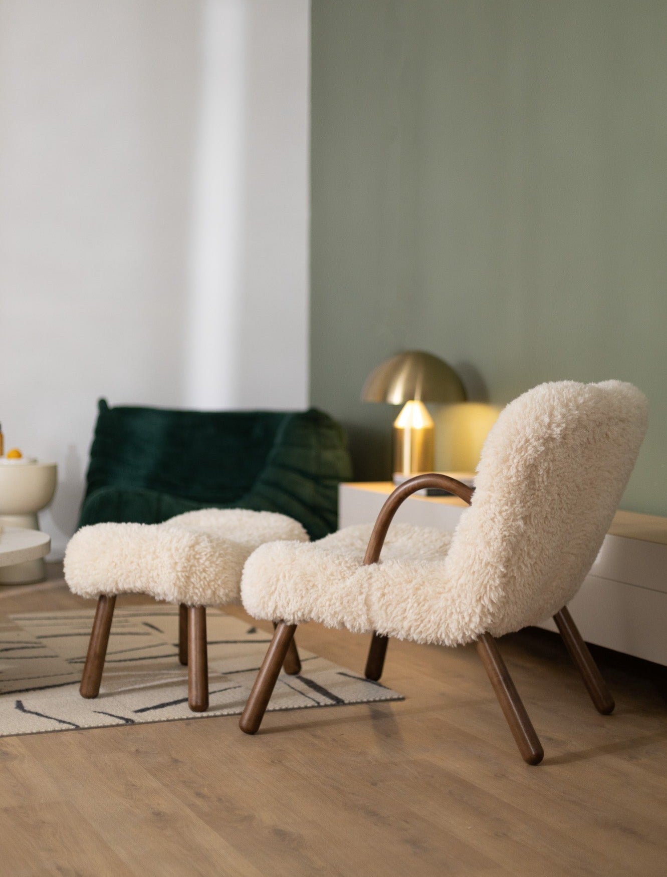 Replica Philip Arctander Sheepskin Clam Chair (Palourde Armchair)