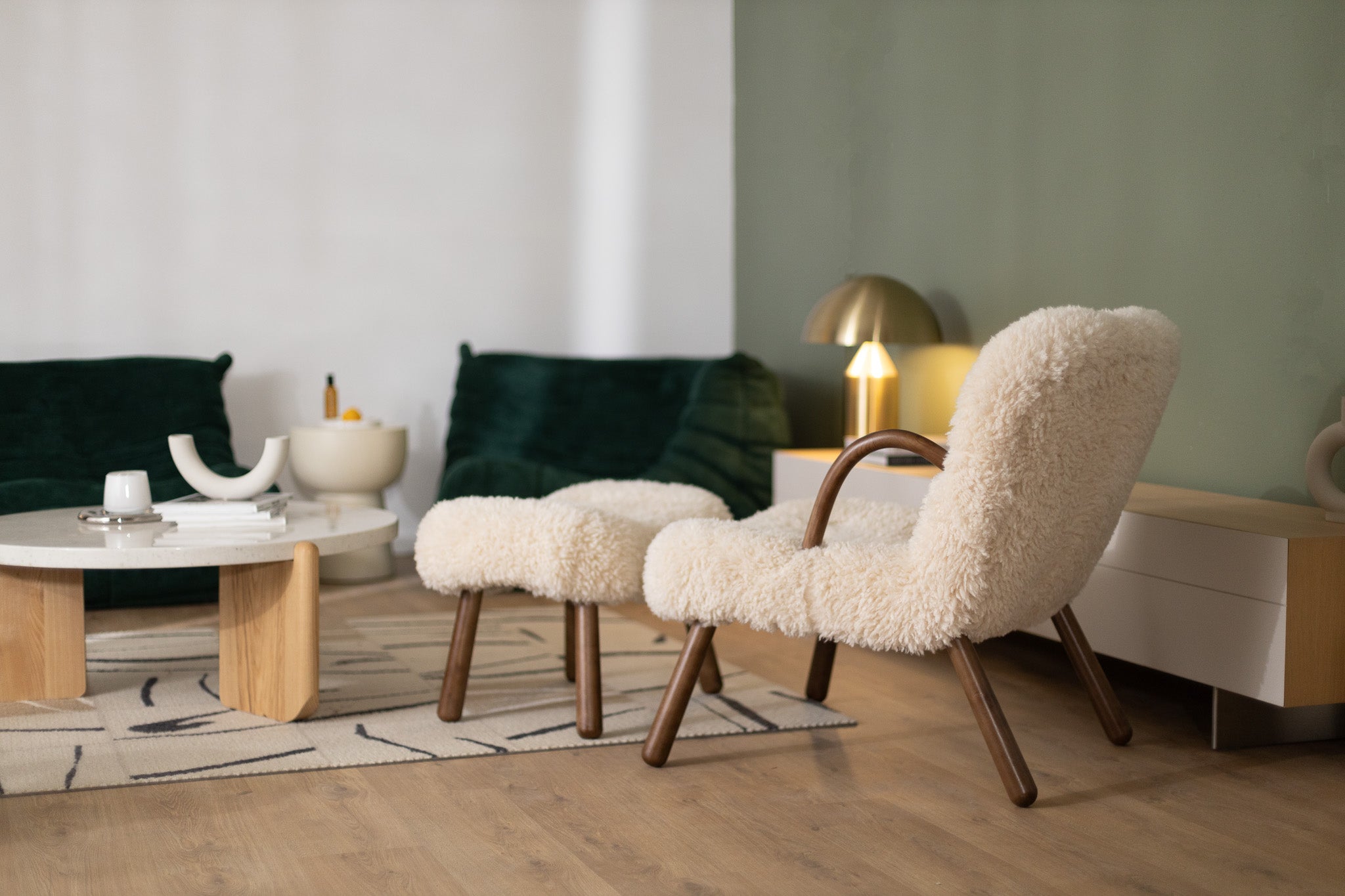 Replica Philip Arctander Sheepskin Clam Chair (Palourde Armchair)