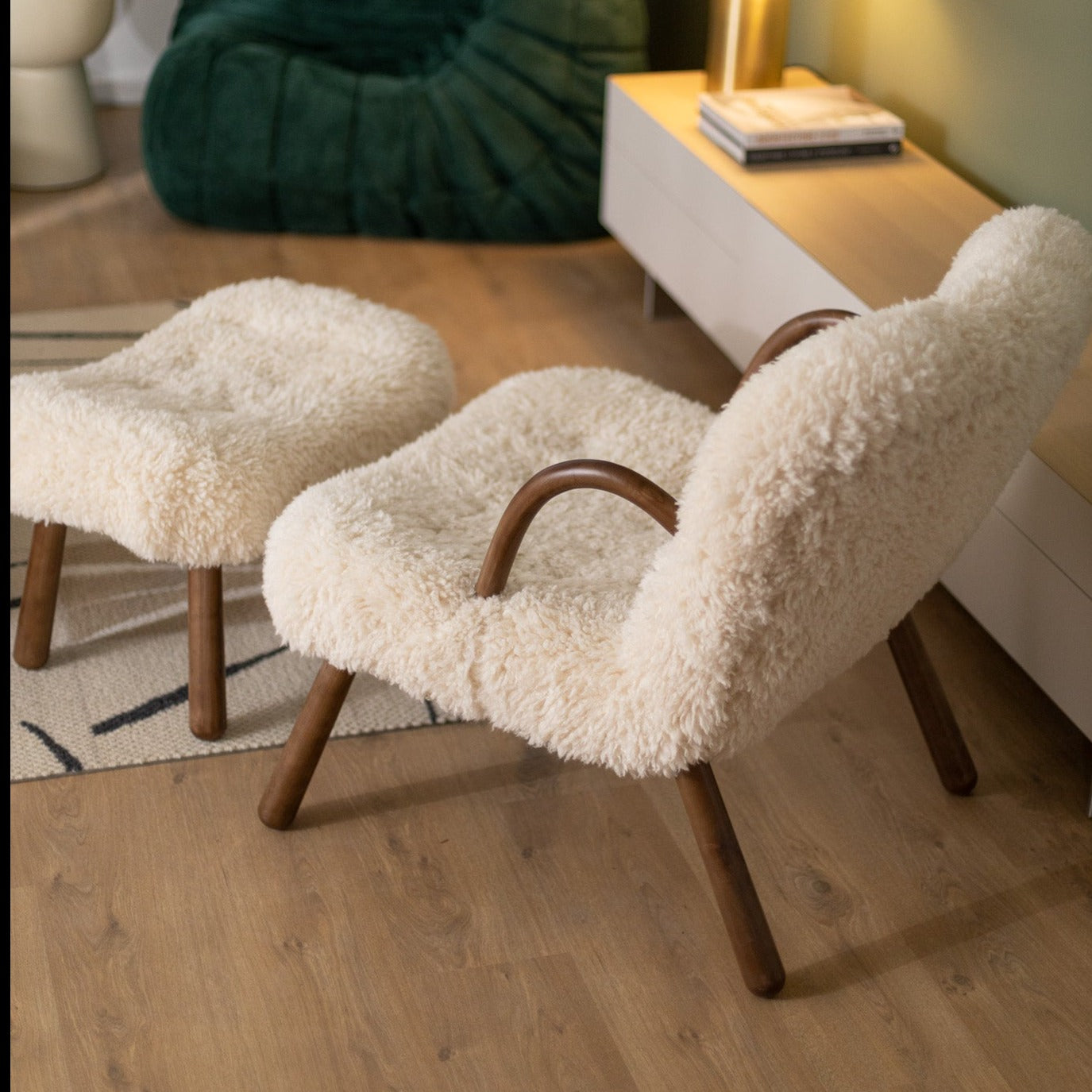 Replica Philip Arctander Sheepskin Clam Chair (Palourde Armchair)