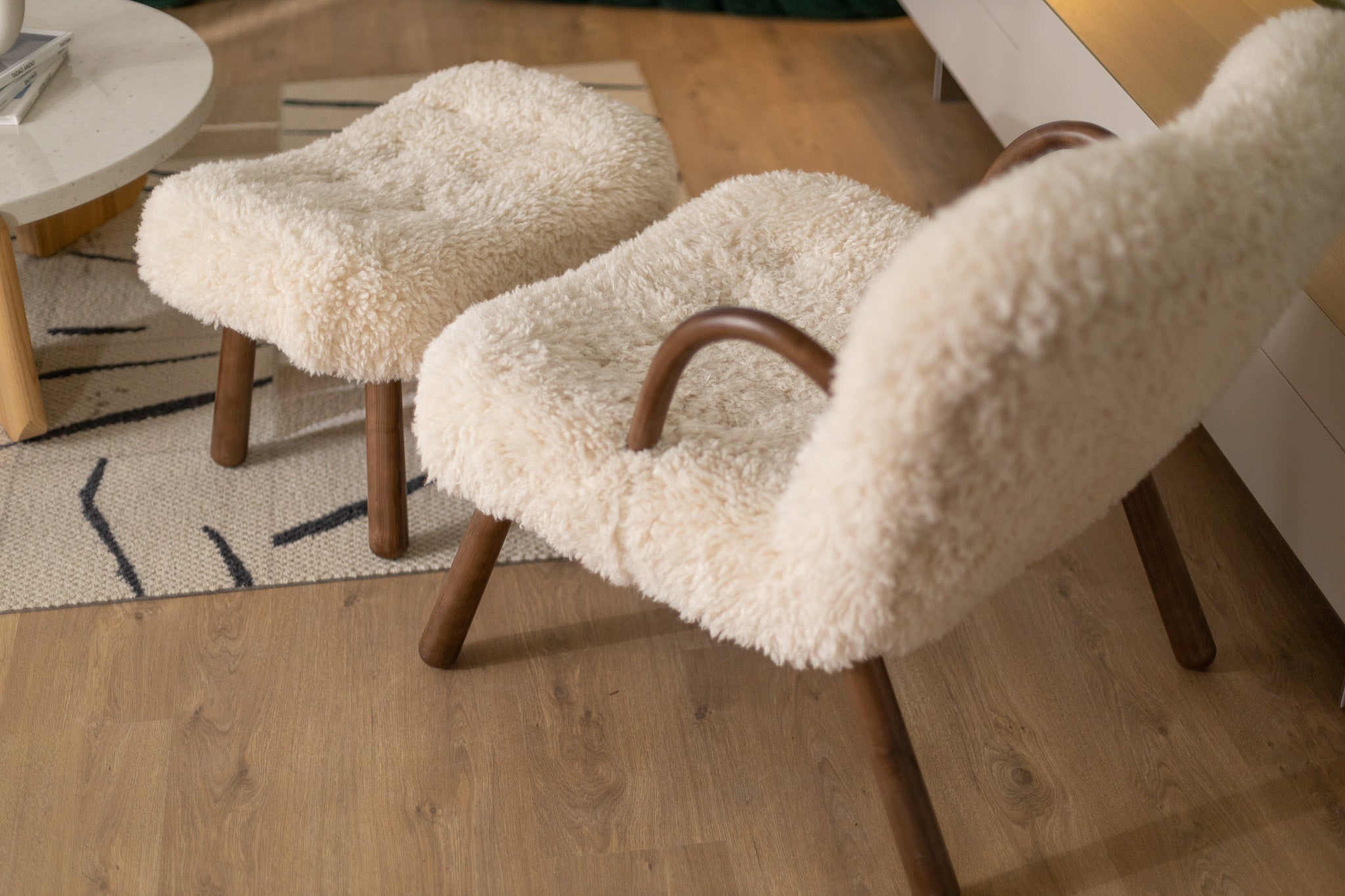 Replica Philip Arctander Sheepskin Clam Chair (Palourde Armchair)