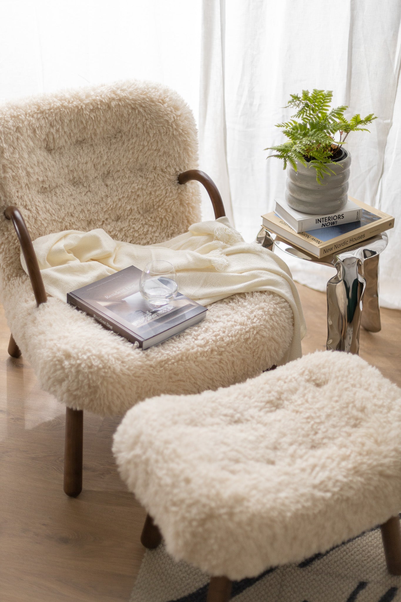 Replica Philip Arctander Sheepskin Clam Chair (Palourde Armchair)