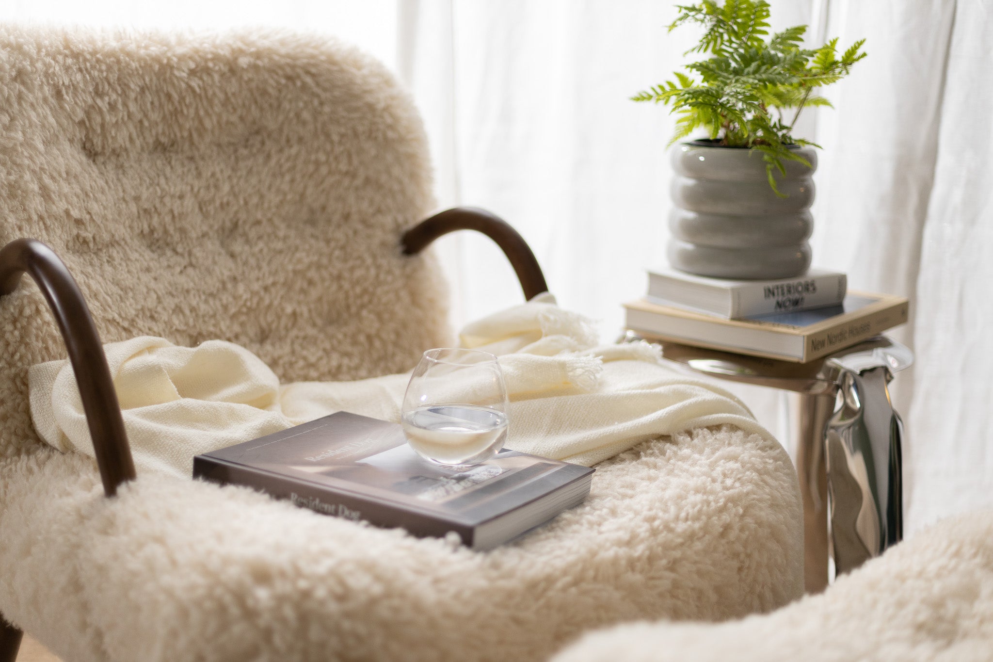 Replica Philip Arctander Sheepskin Clam Chair (Palourde Armchair)