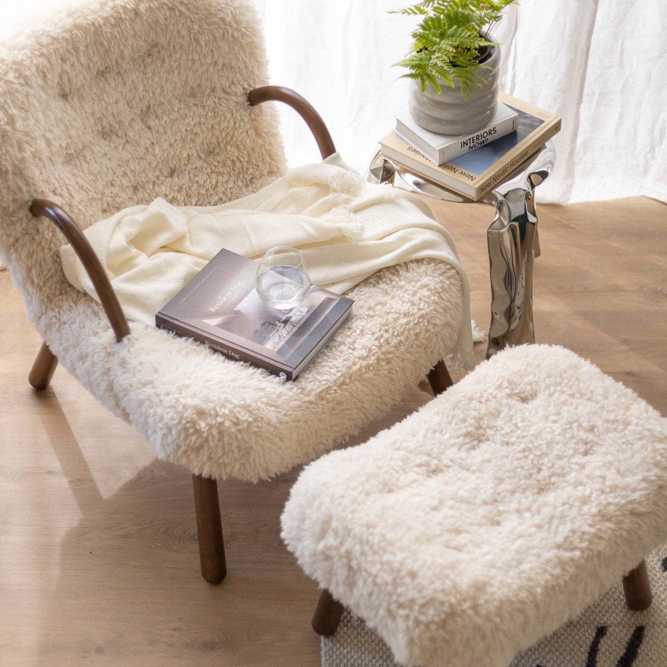 Replica Philip Arctander Sheepskin Clam Chair (Palourde Armchair)