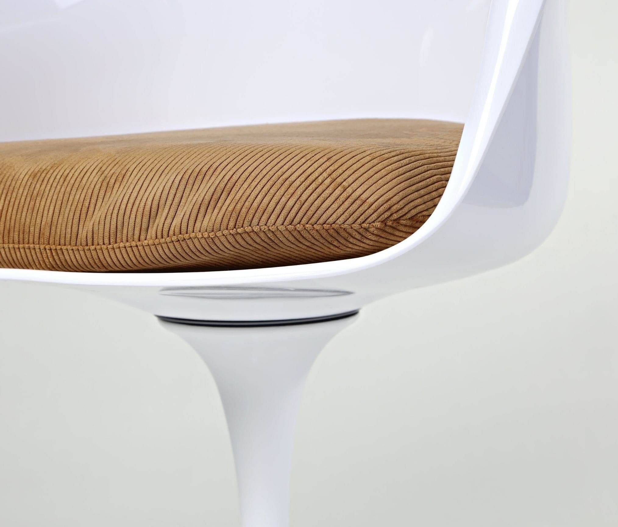 Tulip Dining Chair with Armrest | Eero Saarinen Replica