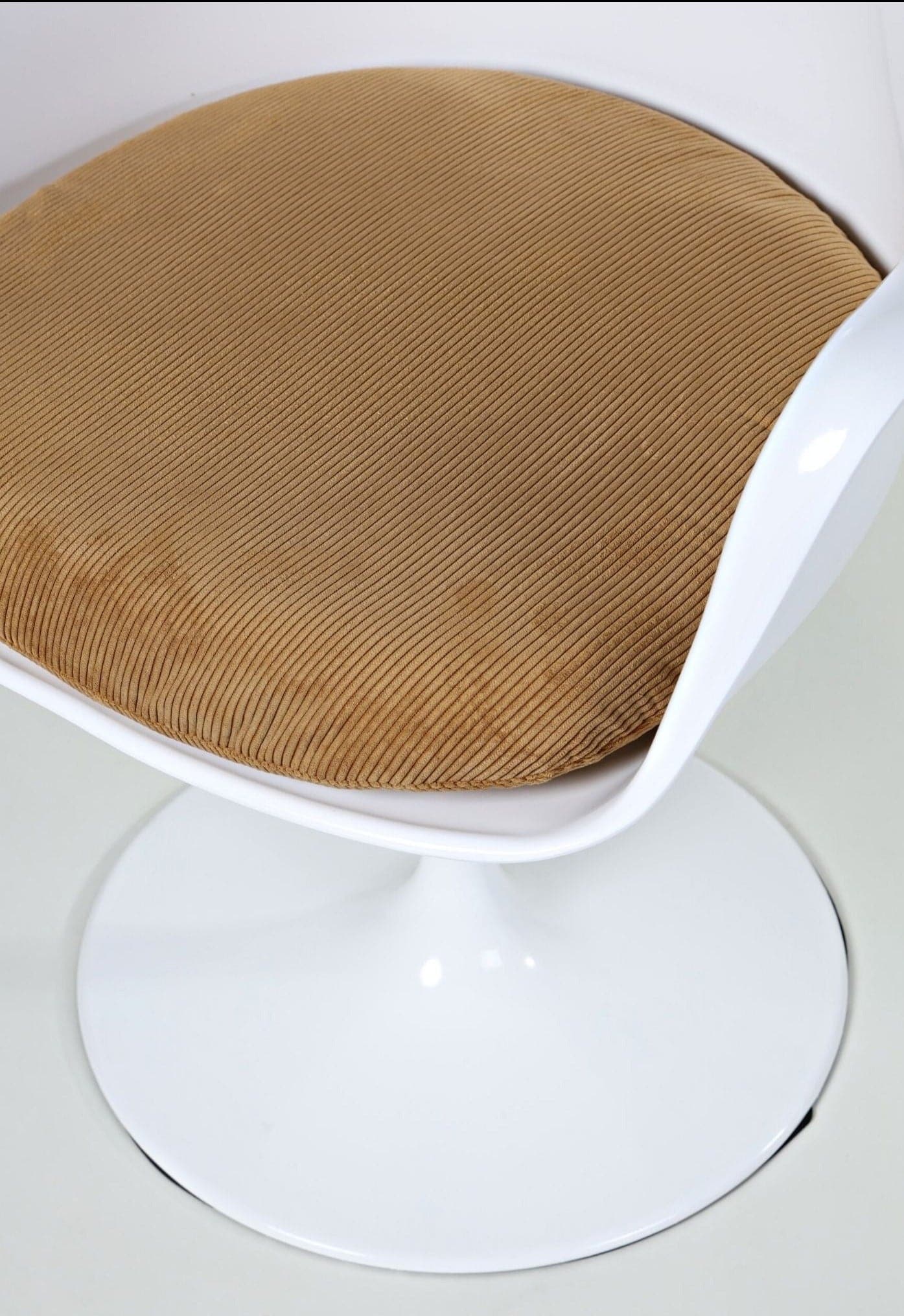 Tulip Dining Chair with Armrest | Eero Saarinen Replica
