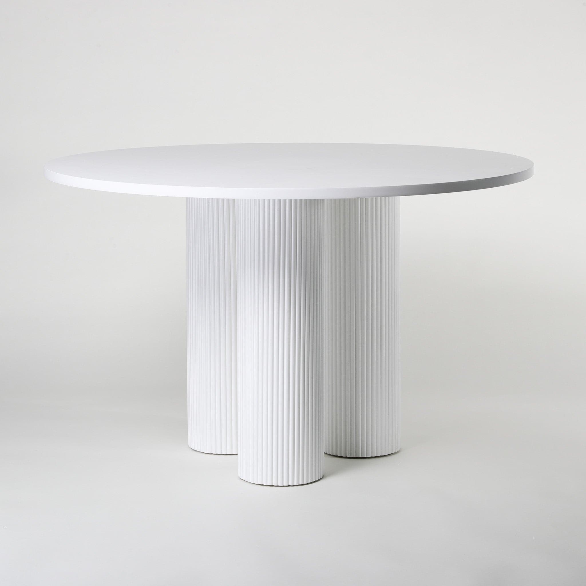 3 leg circle dining table