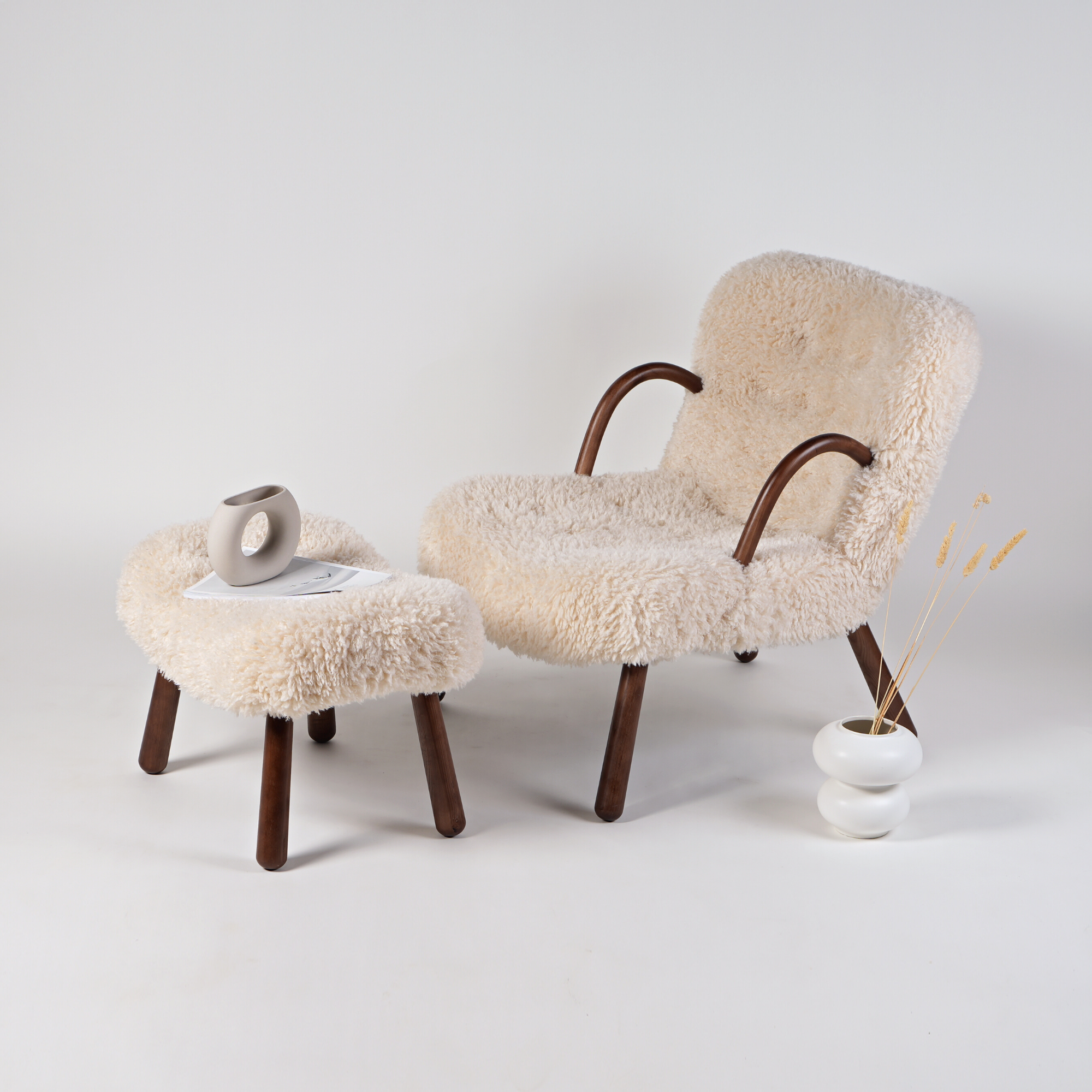Replica Philip Arctander Sheepskin Clam Chair (Palourde Armchair)