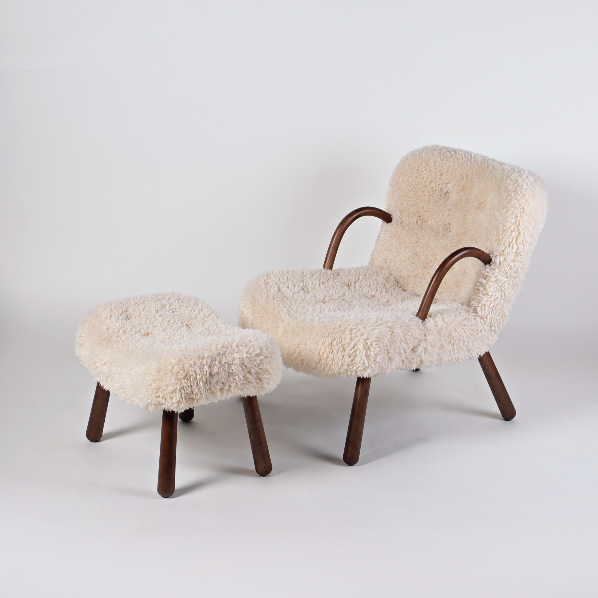 Replica Philip Arctander Sheepskin Clam Chair (Palourde Armchair)