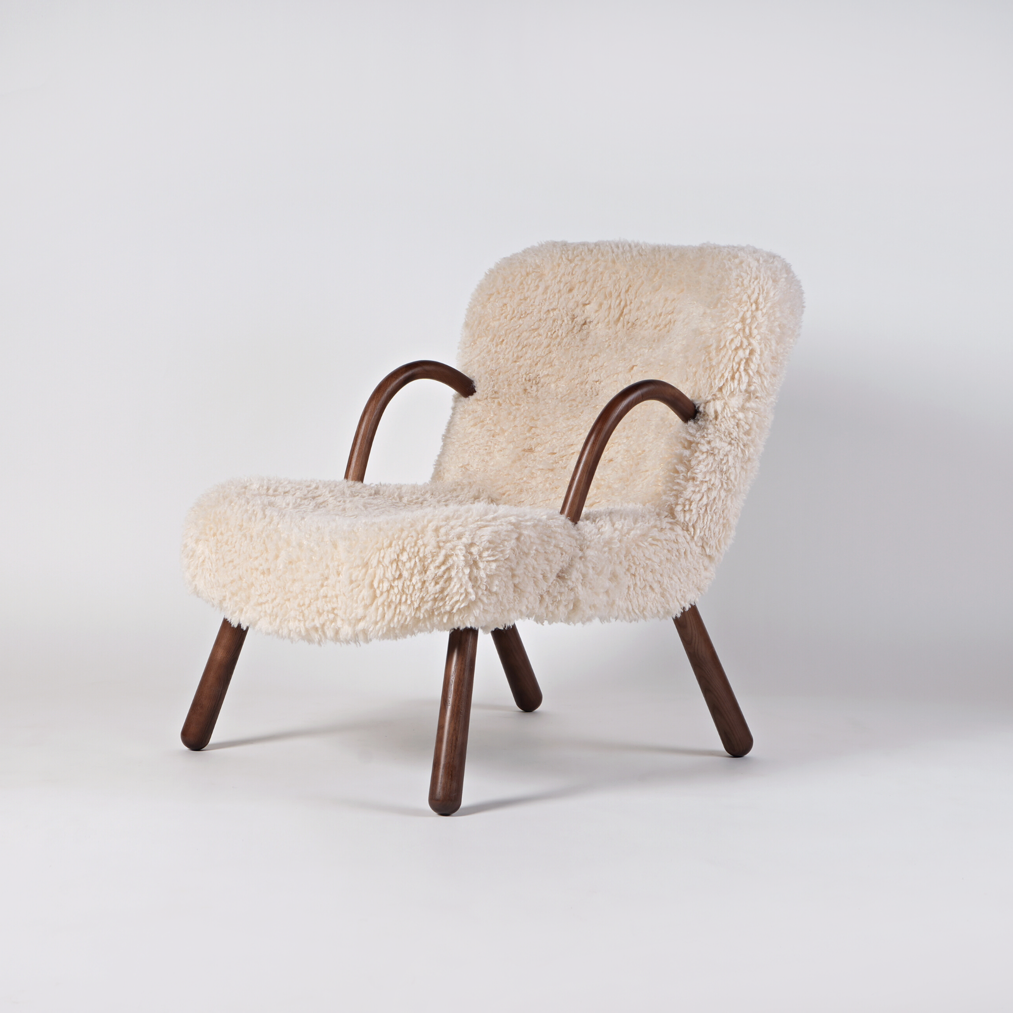 Replica Philip Arctander Sheepskin Clam Chair (Palourde Armchair)