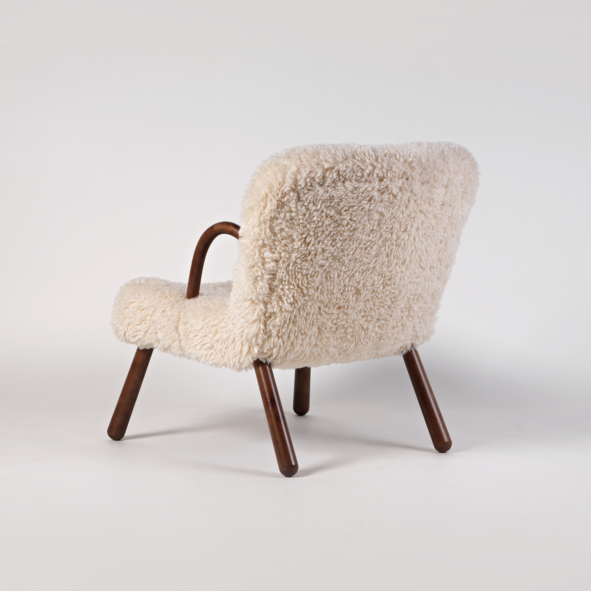 Replica Philip Arctander Sheepskin Clam Chair (Palourde Armchair)