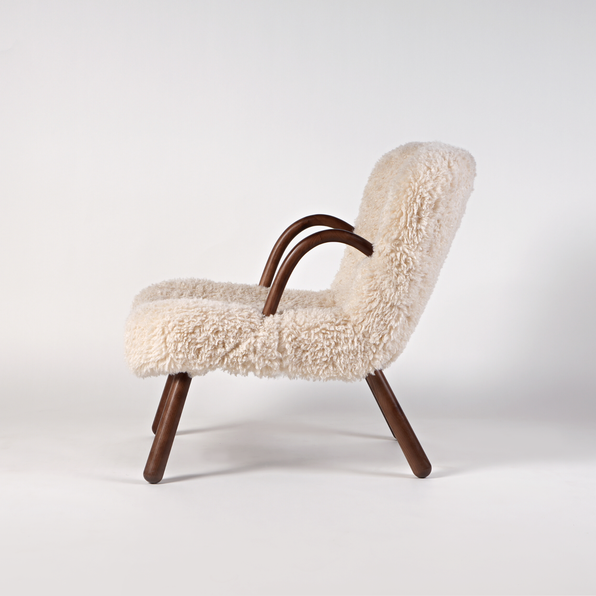 Replica Philip Arctander Sheepskin Clam Chair (Palourde Armchair)