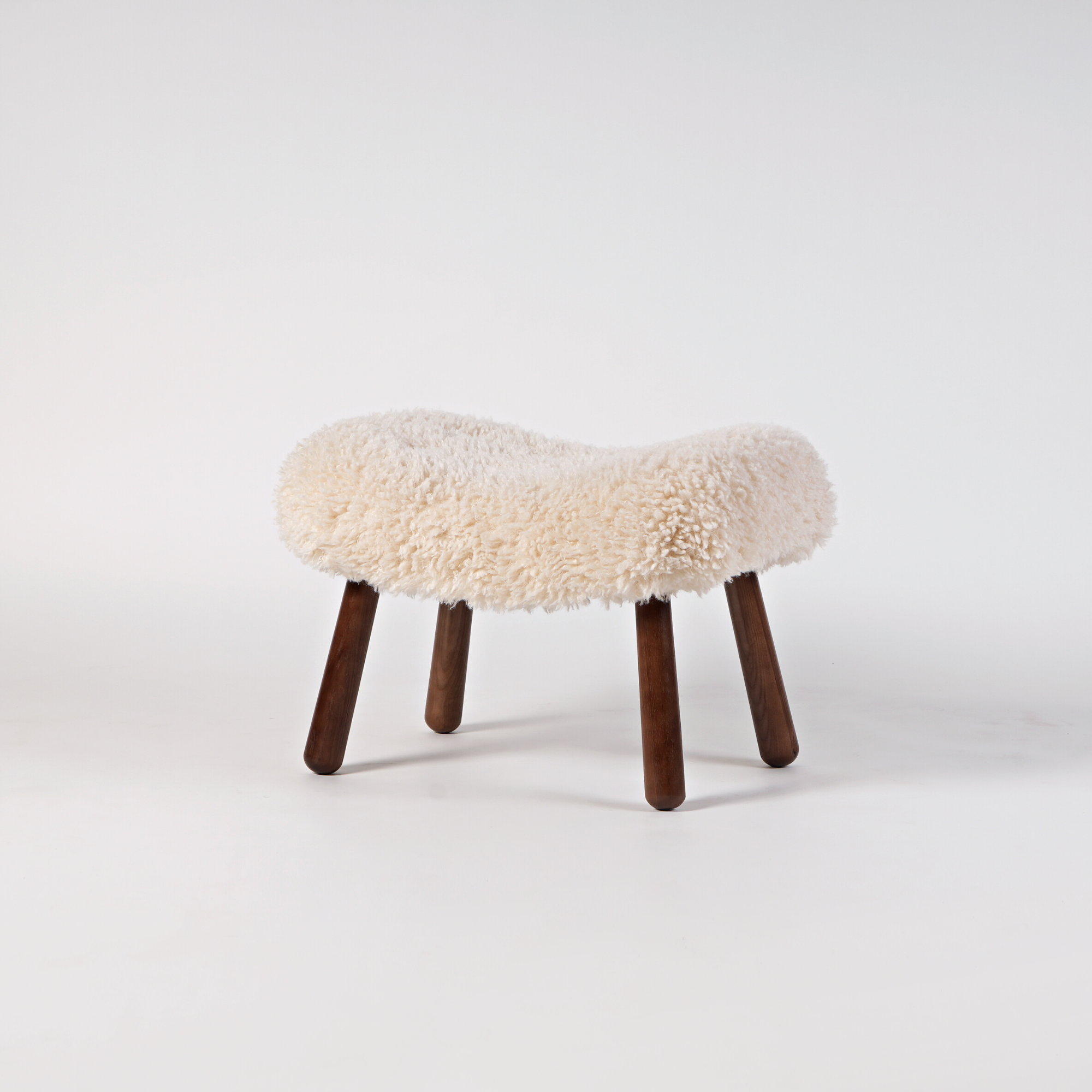 Replica Philip Arctander Sheepskin Clam Chair (Palourde Armchair)