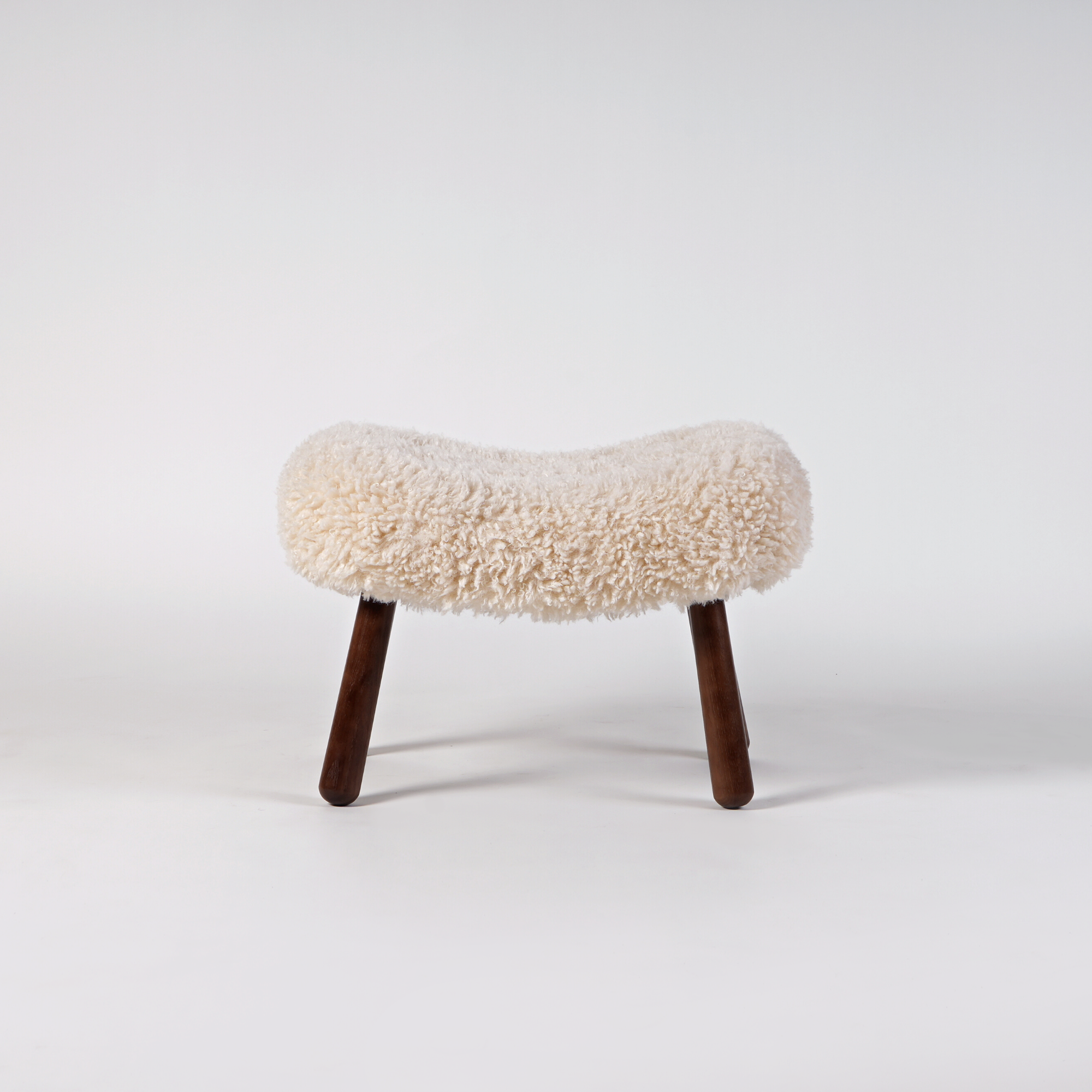 Replica Philip Arctander Sheepskin Clam Chair (Palourde Armchair)