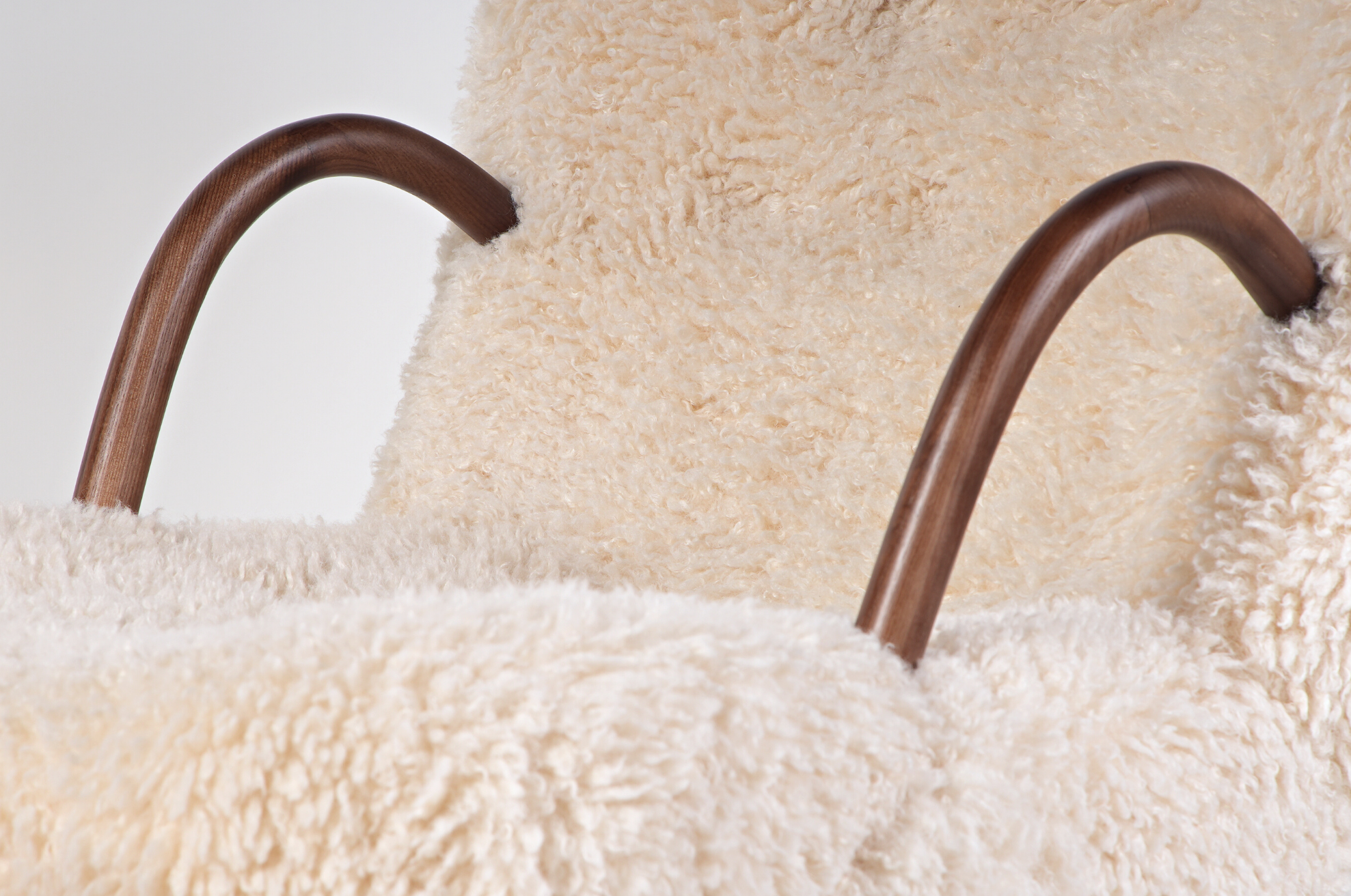 Replica Philip Arctander Sheepskin Clam Chair (Palourde Armchair)