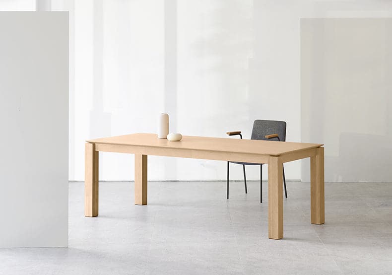 Vemb Dining Table - The Feelter