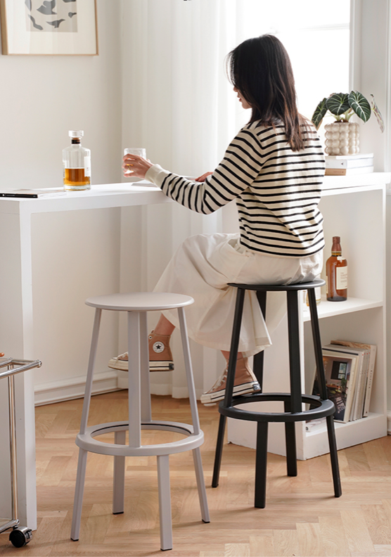 The Baldwin Rotating Bar Stool - The Feelter